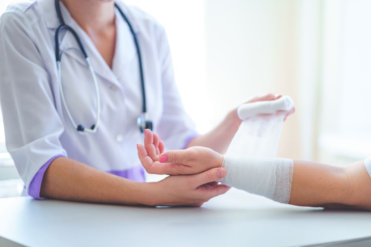 Klinik Clement - Bandaging Wrist Patient